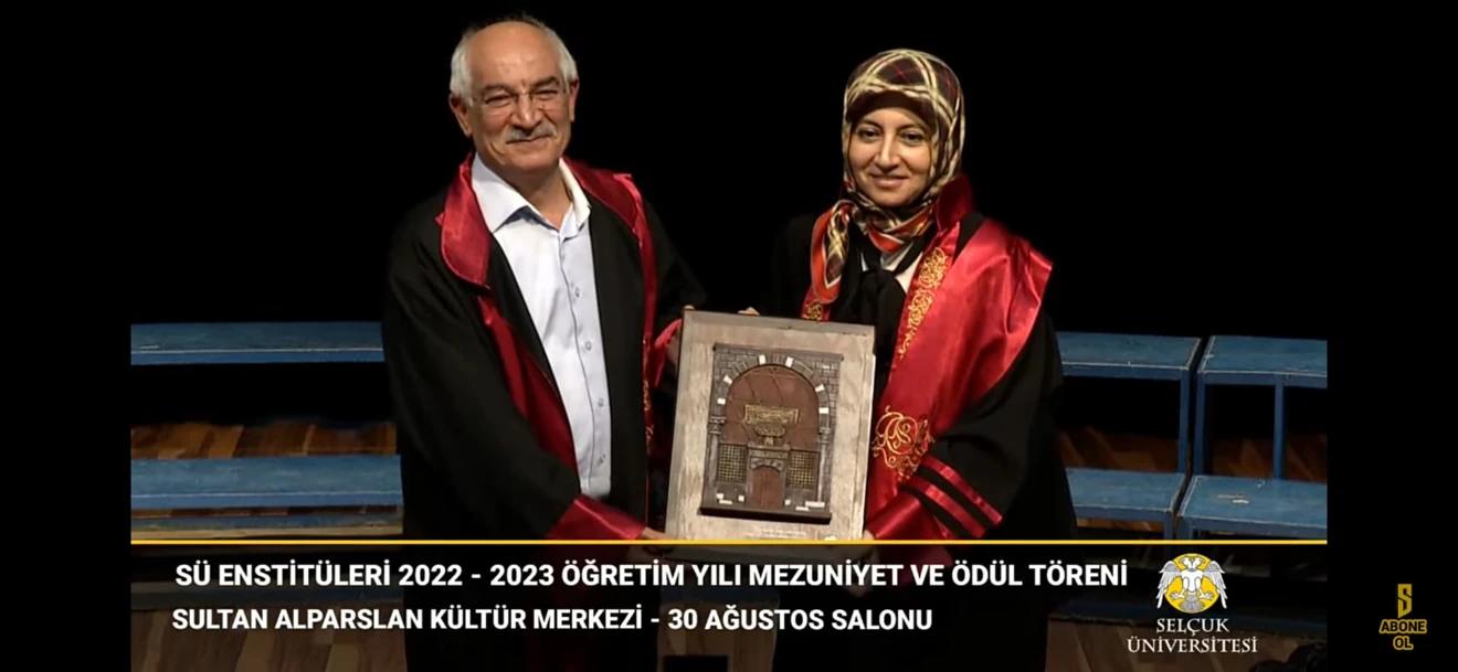 Selçuk Üniversitesi 2022 – 2023 öğretim yılı doktora ve yüksek lisans mezunları, 12.07.2023 tarihinde, 7 enstitünün birlikte düzenlediği “Mezuniyet ve Ödül Töreni”nde cübbelerini giydi.